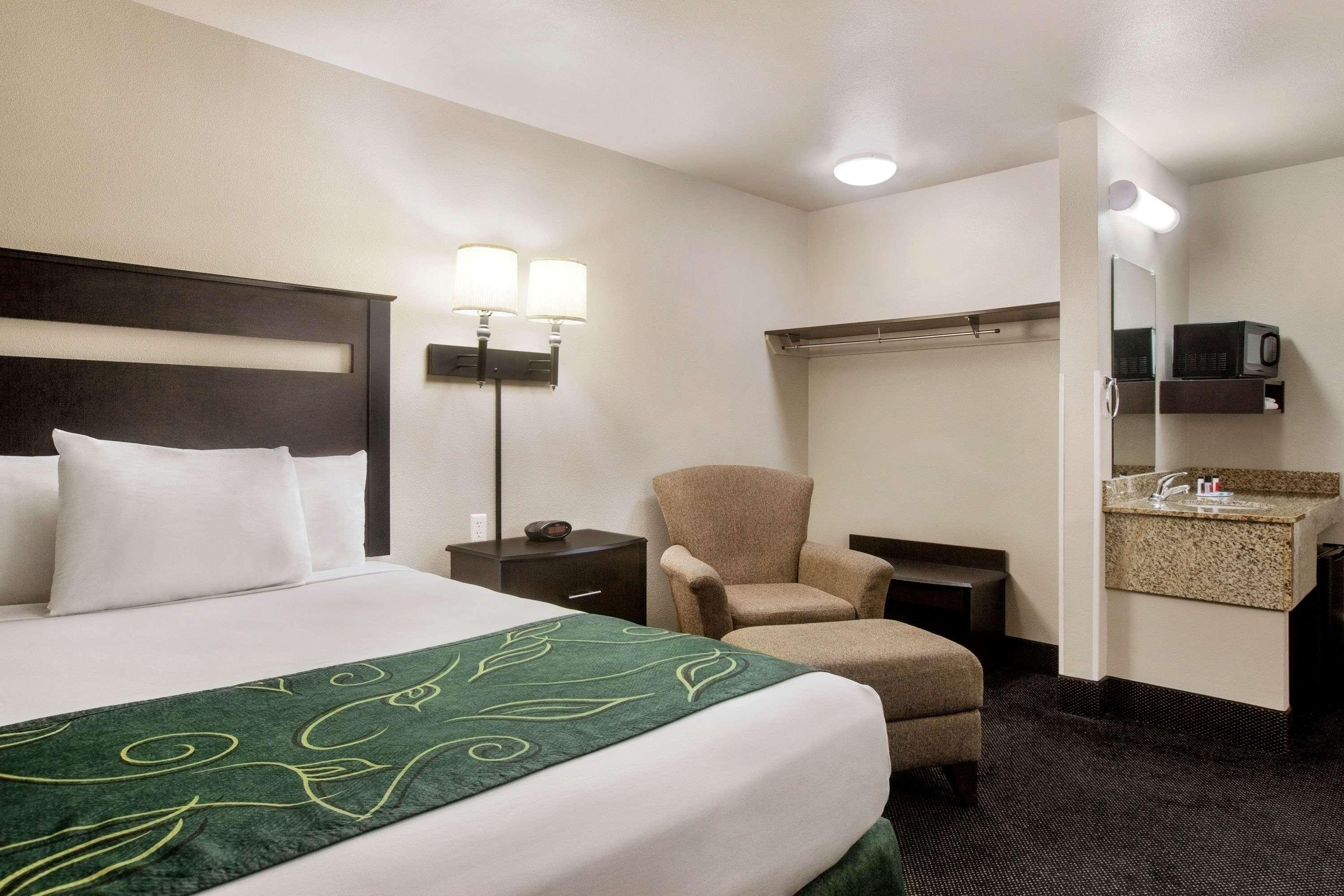 Travelodge By Wyndham Livonia Εξωτερικό φωτογραφία