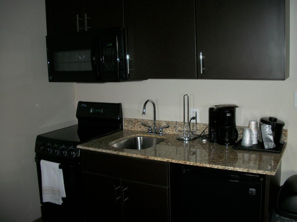 Travelodge By Wyndham Livonia Εξωτερικό φωτογραφία