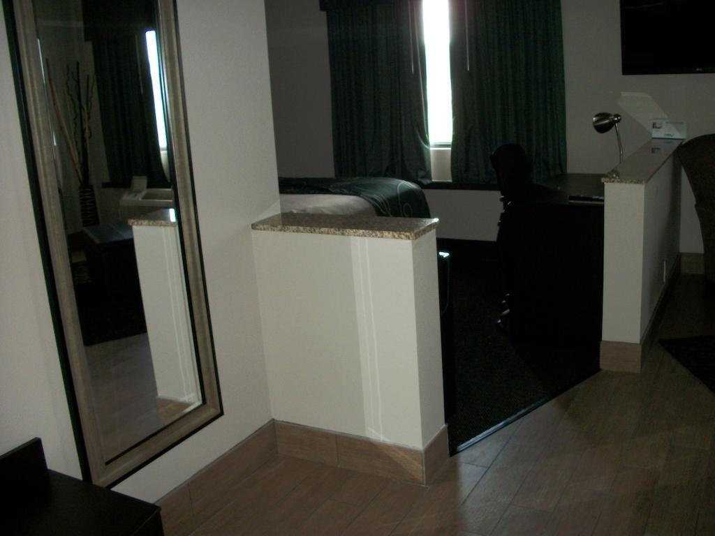 Travelodge By Wyndham Livonia Εξωτερικό φωτογραφία