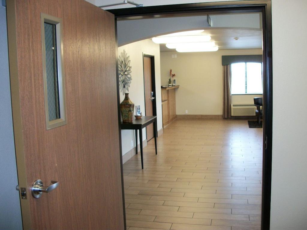 Travelodge By Wyndham Livonia Εξωτερικό φωτογραφία