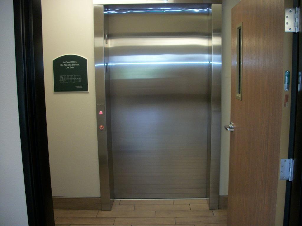 Travelodge By Wyndham Livonia Εξωτερικό φωτογραφία
