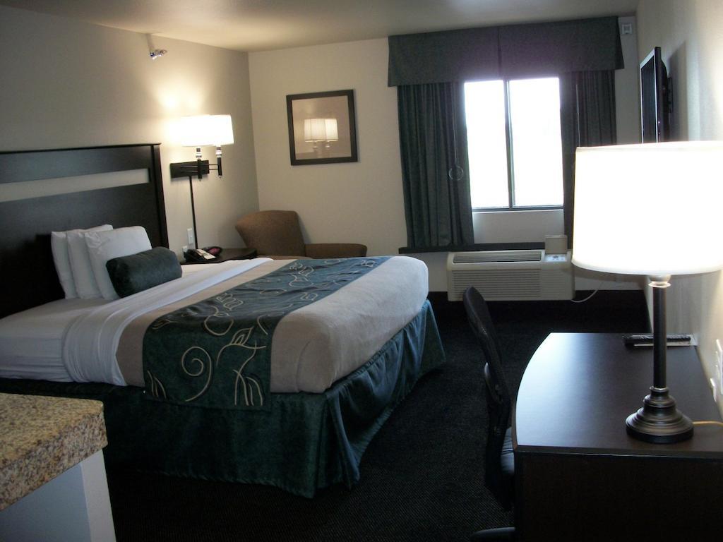 Travelodge By Wyndham Livonia Εξωτερικό φωτογραφία